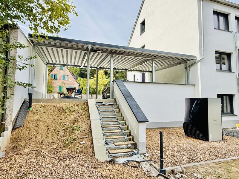 Carport und Stellplätze neben dem Haus
