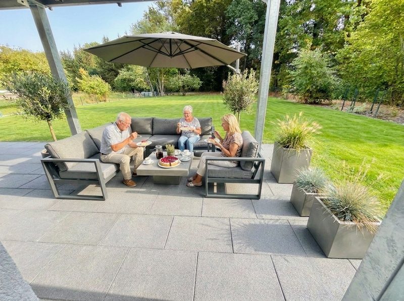Visualisierung: Kaffee und Kuchen auf der überdachten Terrasse mit Blick in den Garten