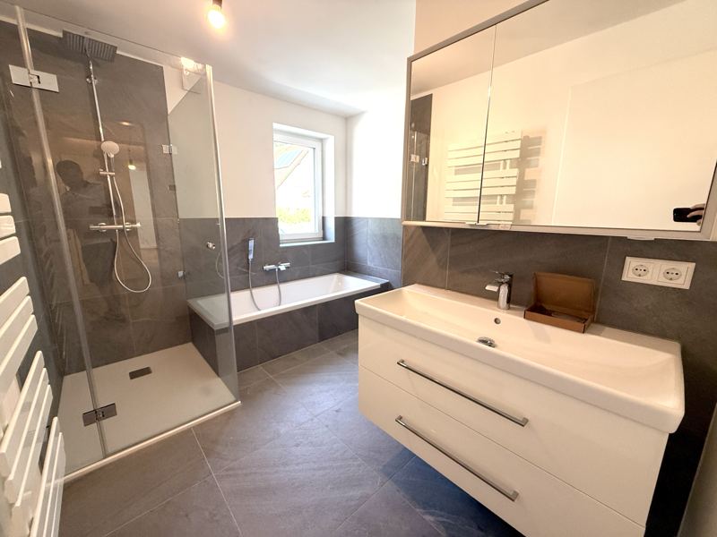 Bad mit Fenster, Wanne und Dusche
